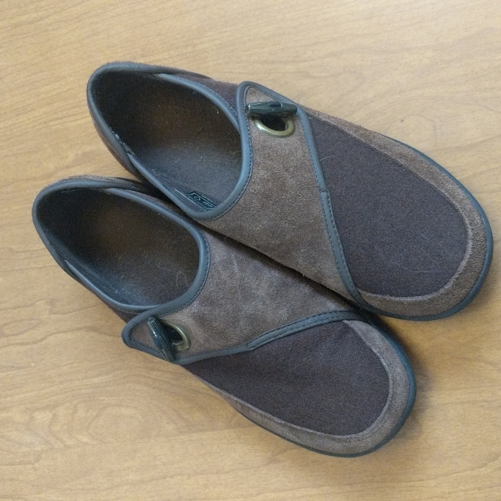 Lands' End brown suede walking shoes. Pre-loved.